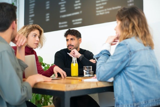 Pluralistic Ignorance: Mengapa Orang Diam Padahal Tidak Setuju